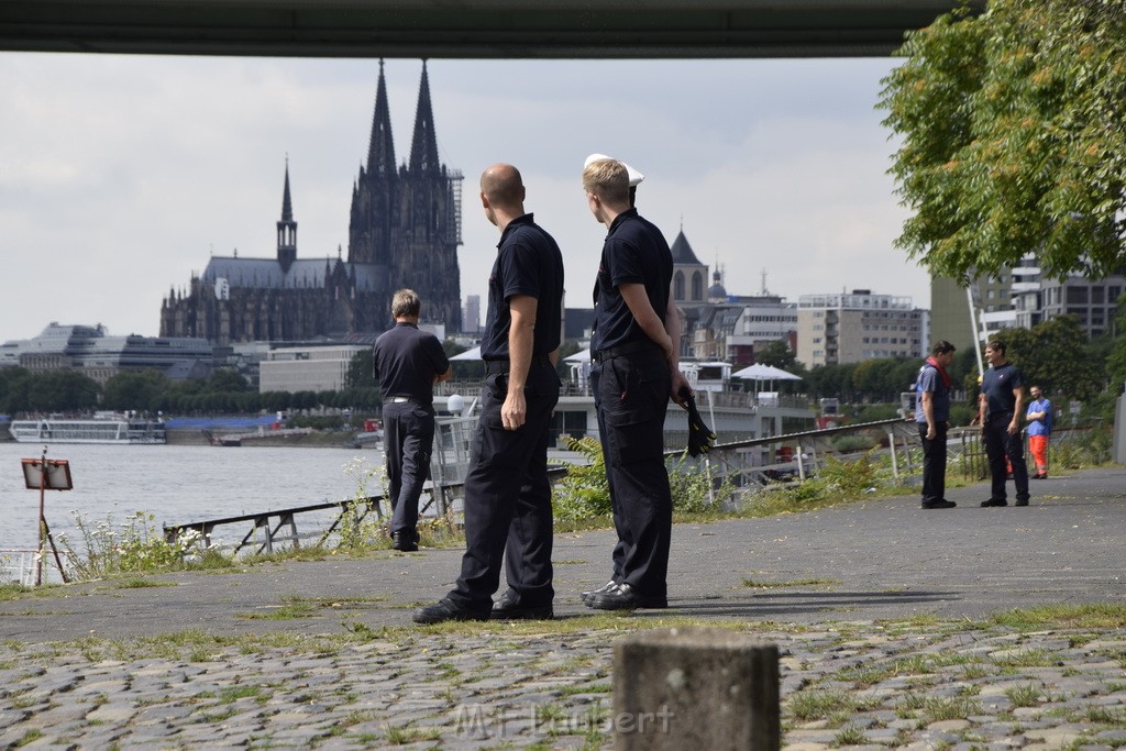 Uebung BF Taucher und Presse Koeln Zoobruecke Rhein P135.JPG - Miklos Laubert